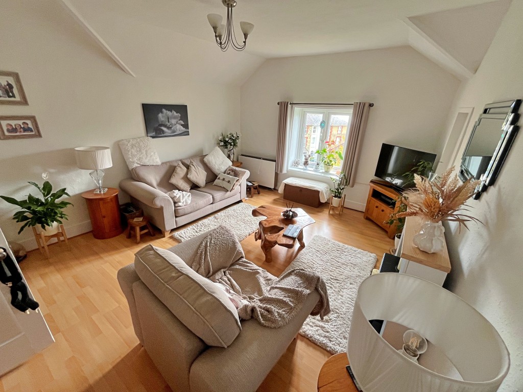 Lot: 101 - LEASEHOLD FLAT FOR INVESTMENT - Alternate view of the lounge